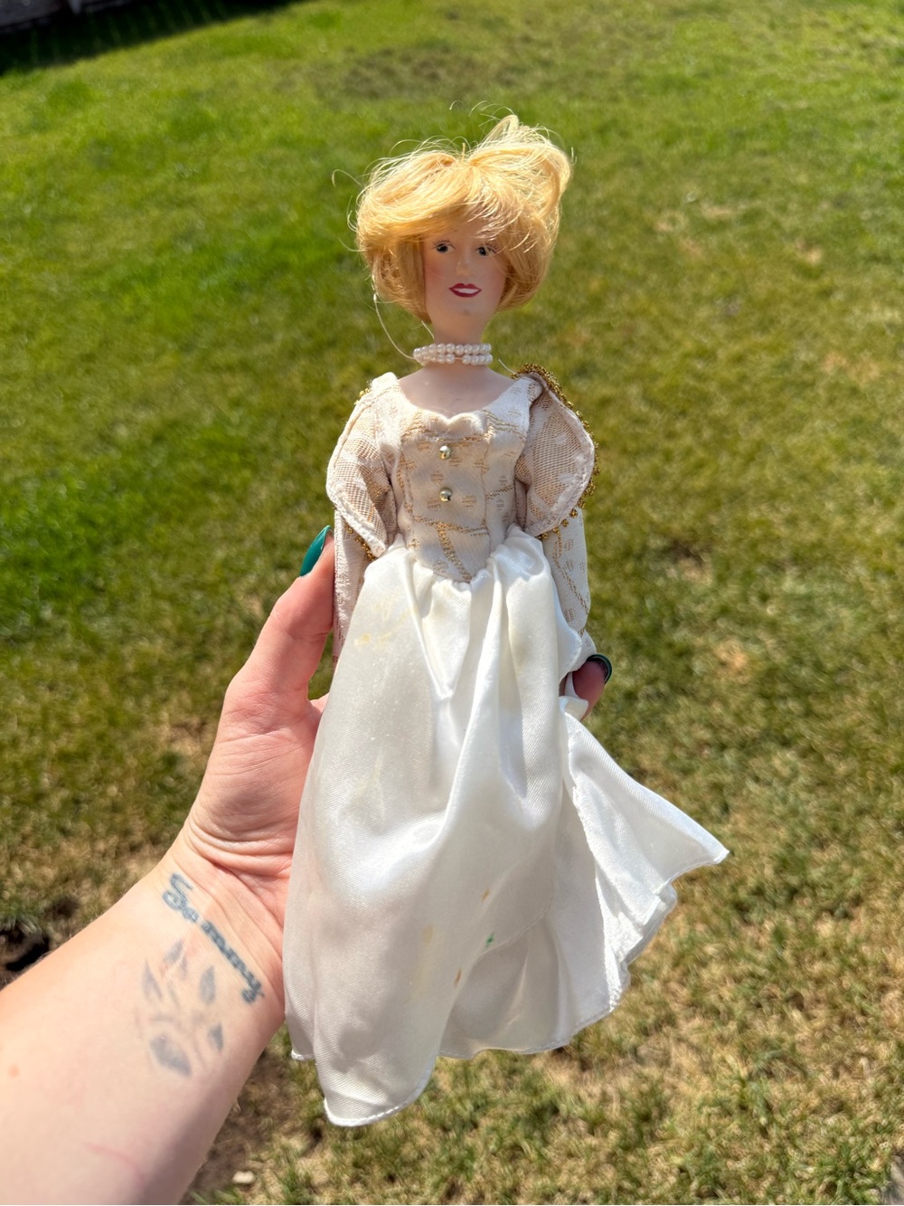 vintage 1998 Princess Diana commemorative porcelain portrait doll